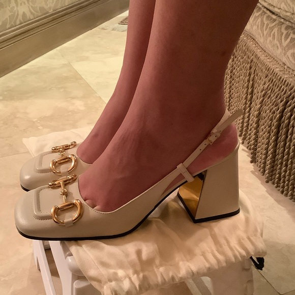 Gucci Cream Flats with Gold Detailing - Picture 3 of 11